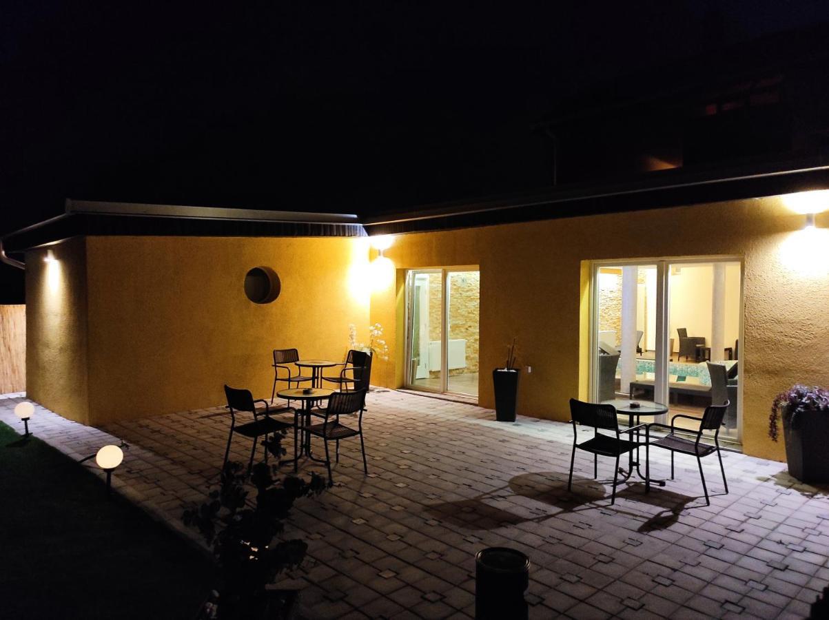 V & V Villa Lalince エクステリア 写真